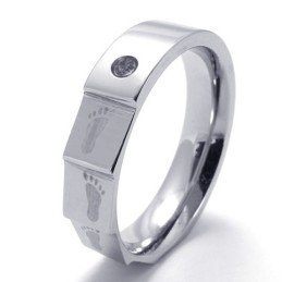 Anello In Titanio Con Forma Elegante, Brillantezza Del Colore E Durevolezza Nell'Uso.