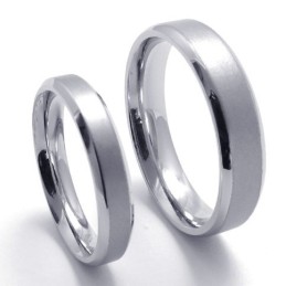 Design Moderno, Brillantezza Dei Colori Per Un Anello In Titanio Dalla Lunga Storia