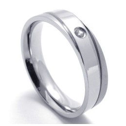 Design Professionale, Brillantezza Dei Colori Per Un Anello In Titanio Dalla Lunga Storia