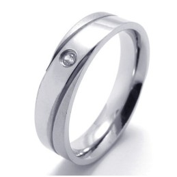 Design Professionale, Brillantezza Dei Colori Per Un Anello In Titanio Dalla Lunga Storia
