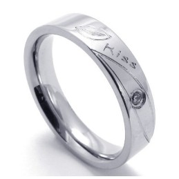 Anello In Titanio Di Qualità Superiore Con Colori Delicati E Design Professionale