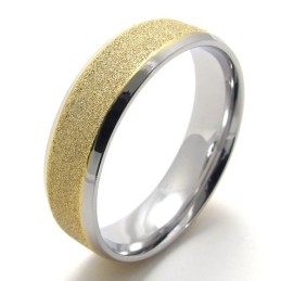 Anello In Titanio Di Qualità Superiore, Dalla Forma Elegante E Dalla Brillantezza Del Colore.