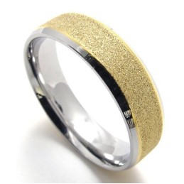 Anello In Titanio Di Qualità Superiore, Dalla Forma Elegante E Dalla Brillantezza Del Colore.