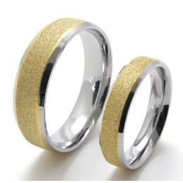 Anello In Titanio Di Qualità Superiore, Dalla Forma Elegante E Dalla Brillantezza Del Colore.