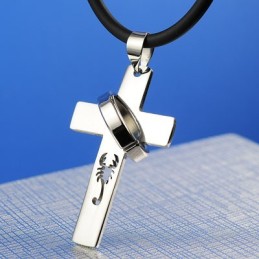 Collana Con Ciondolo A Croce In Titanio Del Re Scorpione