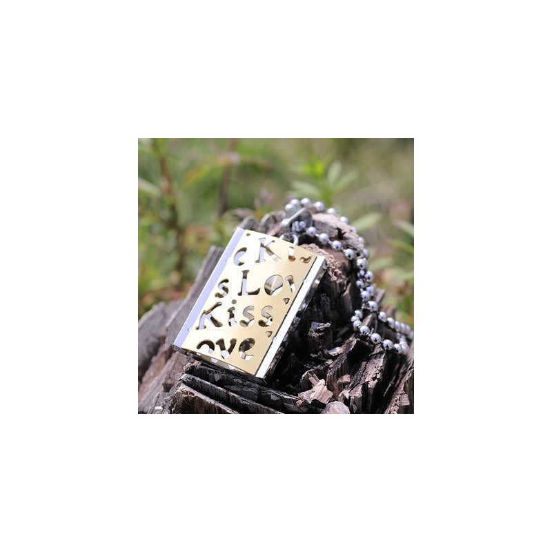 Bacio D'Amore - Regali Per Il Tuo Ragazzo - Collana Con Ciondolo In Titanio Bacio D'Amore - Regali Per Il Tuo Ragazzo - Collana Con Ciondolo In Titanio