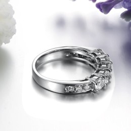 Anello Da Donna In Titanio Con Strass E Prestazioni Affidabili