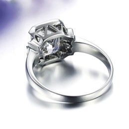 Noto Per Il Suo Anello Femminile In Titanio Di Alta Qualità Con Strass