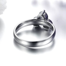 Noto Per Il Suo Anello Femminile In Titanio Di Alta Qualità Con Strass