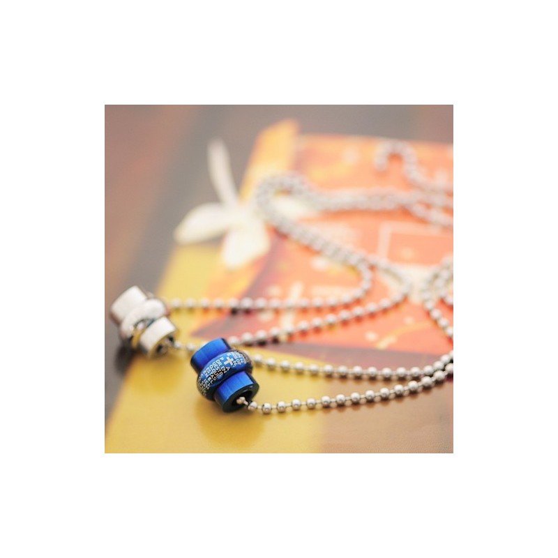 Collana E Ciondolo In Titanio Con Simbolo Della Bibbia In Stile Classico Blu (Un Paio) Collana E Ciondolo In Titanio Con Simbolo Della Bibbia In Stile Classico Blu (Un Paio)