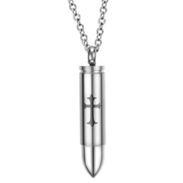 Noto Per La Sua Raffinata Collana In Titanio A Forma Di Proiettile Con Croce