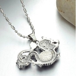 Noto Per La Sua Raffinata Qualità, La Collana Maschile In Titanio Con Perline