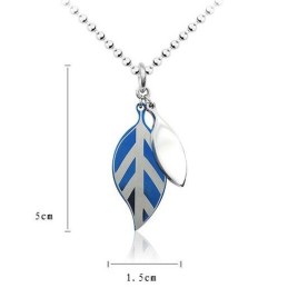 Ciondolo E Collana In Titanio Blu Con Foglia Di Bagolaro