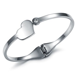 Noto Per La Sua Raffinata Qualità, Il Bracciale In Titanio A Forma Di Cuore Per Donna