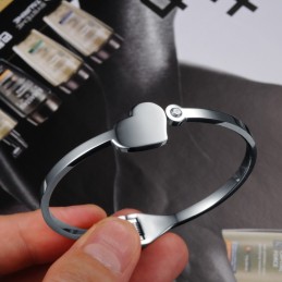 Noto Per La Sua Raffinata Qualità, Il Bracciale In Titanio A Forma Di Cuore Per Donna