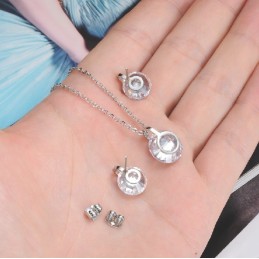 Collana E Orecchini In Titanio Di Qualità Queen Of Quality Con Strass