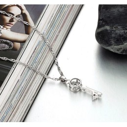 Ampia Varietà Di Collana Da Donna Con Lucchetto E Chiave In Titanio Placcato In Platino Con Strass