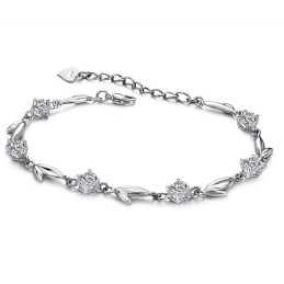Noto Per La Sua Raffinata Qualità, Il Bracciale In Titanio Placcato In Platino A Forma Di Foglia Femminile Con Strass