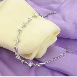 Noto Per La Sua Raffinata Qualità, Il Bracciale In Titanio Placcato In Platino A Forma Di Foglia Femminile Con Strass