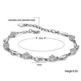 Noto Per La Sua Raffinata Qualità, Il Bracciale In Titanio Placcato In Platino A Forma Di Foglia Femminile Con Strass