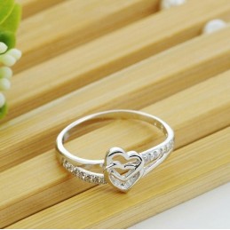 Anello Da Donna In Titanio Placcato In Platino Con Cuore Di Ottima Qualità