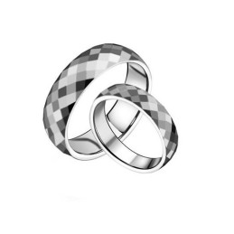 Noto Per Il Suo Anello In Ceramica Di Tungsteno Di Alta Qualità Per Gli Innamorati