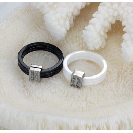 Noto Per Il Suo Anello In Ceramica Di Tungsteno Triciclico Di Alta Qualità Con Strass