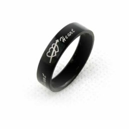 Anello Da Uomo In Titanio Nero Da 6 Mm Con Una Freccia Che Attraversa Due Cuori