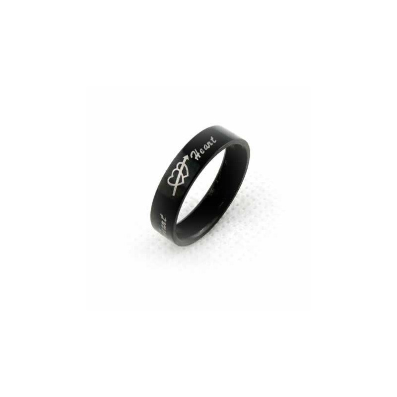 Anello Da Uomo In Titanio Nero Da 6 Mm Con Una Freccia Che Attraversa Due Cuori Anello Da Uomo In Titanio Nero Da 6 Mm Con Una Freccia Che Attraversa Due Cuori