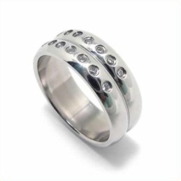 Anello A Fascia In Titanio Intarsiato Con Diamanti Da 8 Mm