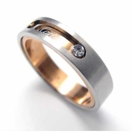 Anello A Fascia In Titanio Intarsiato Con Diamanti Da 5 Mm