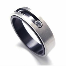 Anello A Fascia In Titanio Intarsiato Con Diamanti Da 5 Mm