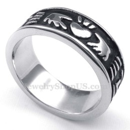 Mani In Titanio Che Tengono Un Anello A Forma Di Cuore