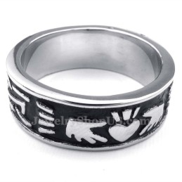 Mani In Titanio Che Tengono Un Anello A Forma Di Cuore