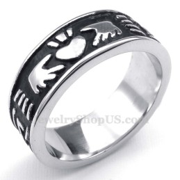 Mani In Titanio Che Tengono Un Anello A Forma Di Cuore