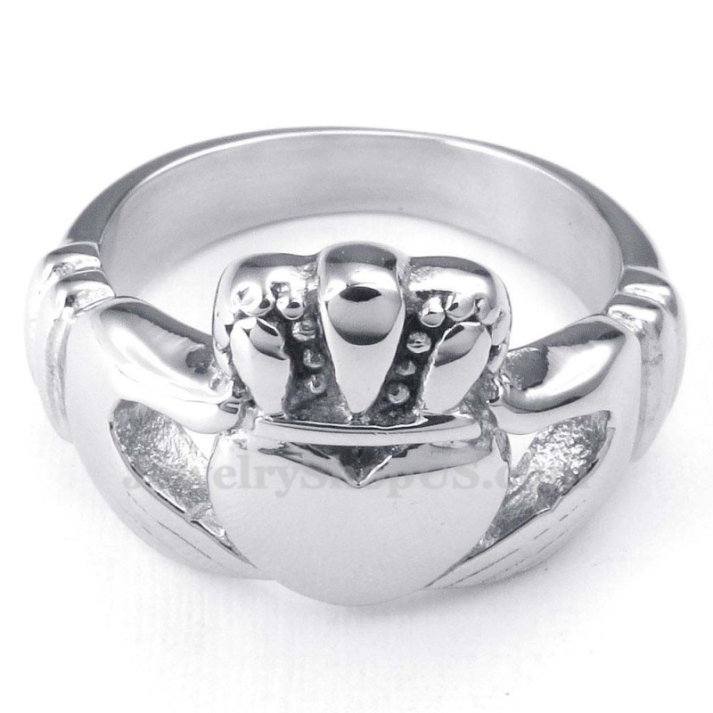 Anello In Titanio Con Cuore E Mani Che Si Abbracciano Anello In Titanio Con Cuore E Mani Che Si Abbracciano