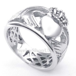 Anello In Titanio Con Cuore E Mani Che Si Abbracciano