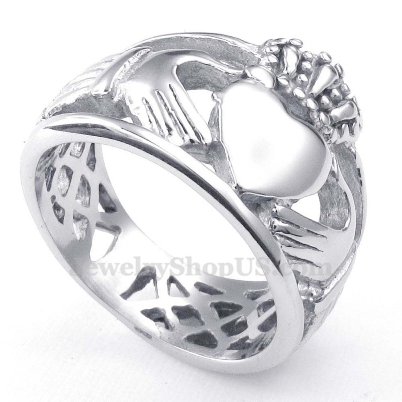 Anello In Titanio Con Cuore E Mani Che Si Abbracciano Anello In Titanio Con Cuore E Mani Che Si Abbracciano