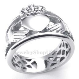 Anello In Titanio Con Cuore E Mani Che Si Abbracciano