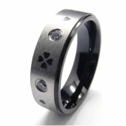 Anello In Titanio Intarsiato Con Quadrifoglio E Diamanti Incastonati Da 6 Mm
