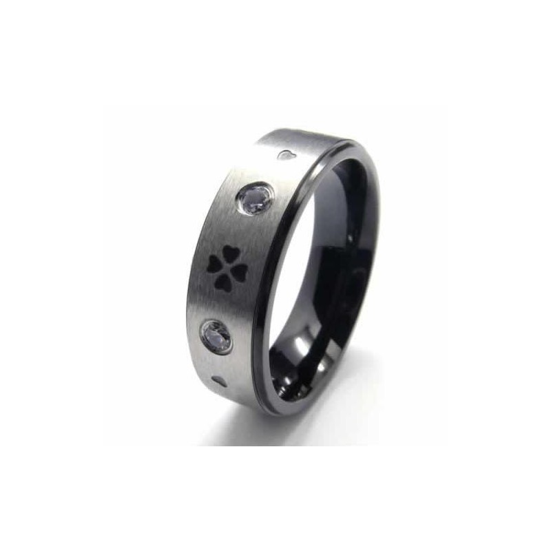 Anello In Titanio Intarsiato Con Quadrifoglio E Diamanti Incastonati Da 6 Mm Anello In Titanio Intarsiato Con Quadrifoglio E Diamanti Incastonati Da 6 Mm