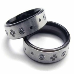 Anello In Titanio Intarsiato Con Quadrifoglio E Diamanti Incastonati Da 6 Mm
