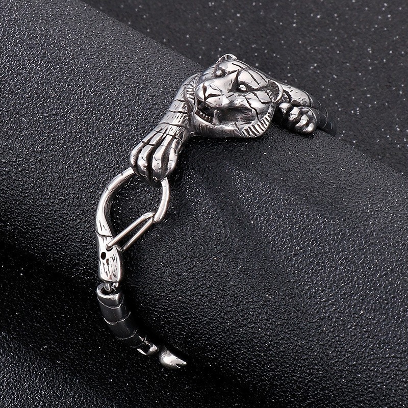 Bracciale Da Uomo In Titanio Con Tigre In Oro Antico Bracciale Da Uomo In Titanio Con Tigre In Oro Antico