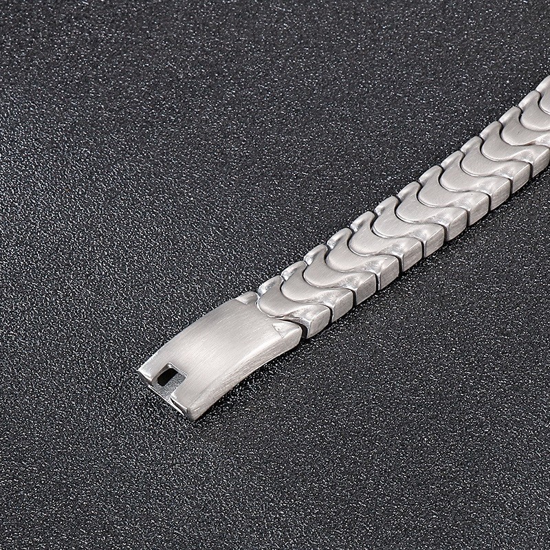 Bracciale Da Uomo In Titanio Alla Moda Con Superficie Sabbiata Bracciale Da Uomo In Titanio Alla Moda Con Superficie Sabbiata