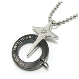 Collana Con Ciondolo In Titanio Con Anello Nero E Stella