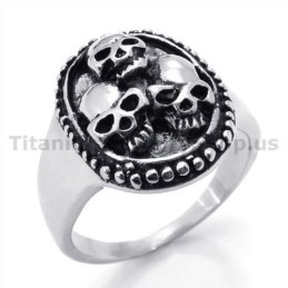 Anello In Titanio Con Tre Teschi