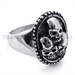 Anello In Titanio Con Tre Teschi