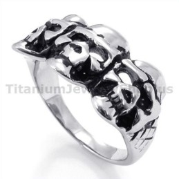 Anello In Titanio Con Tre Teschi