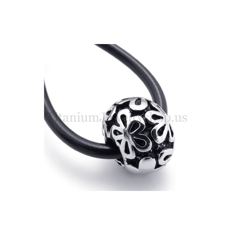 Ciondolo In Titanio Con Perline Portafortuna E Fiori In Argento Ciondolo In Titanio Con Perline Portafortuna E Fiori In Argento