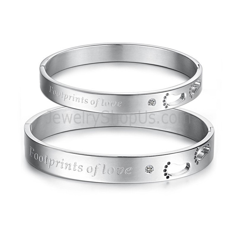 Braccialetti Di Coppia "Footrints Of Love" In Tatanium Con Impronte Di Piedi Cave E Strass C850 Braccialetti Di Coppia "Footrints Of Love" In Tatanium Con Impronte Di Piedi Cave E Strass C850